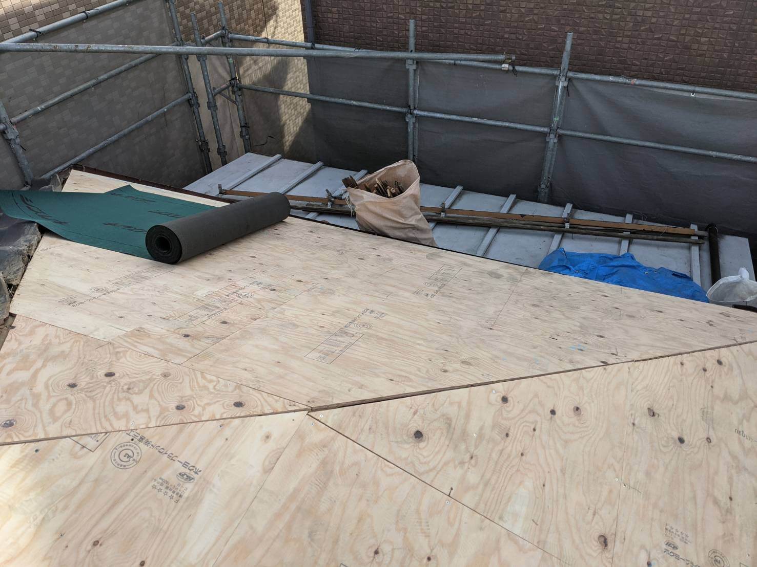 屋根の葺き替え工事中